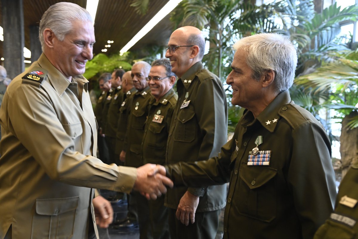 DiazCanelB's tweet photo. Junto al General de Ejército y con motivo del 65 aniversario del glorioso @minint_cuba, participamos en actos de ascensos y condecoraciones a jefes y oficiales de destacada trayectoria.  

Felicidades a todos, con profunda admiración y gratitud por su obra noble y sacrificada. https://t.co/t7vmETmhTN