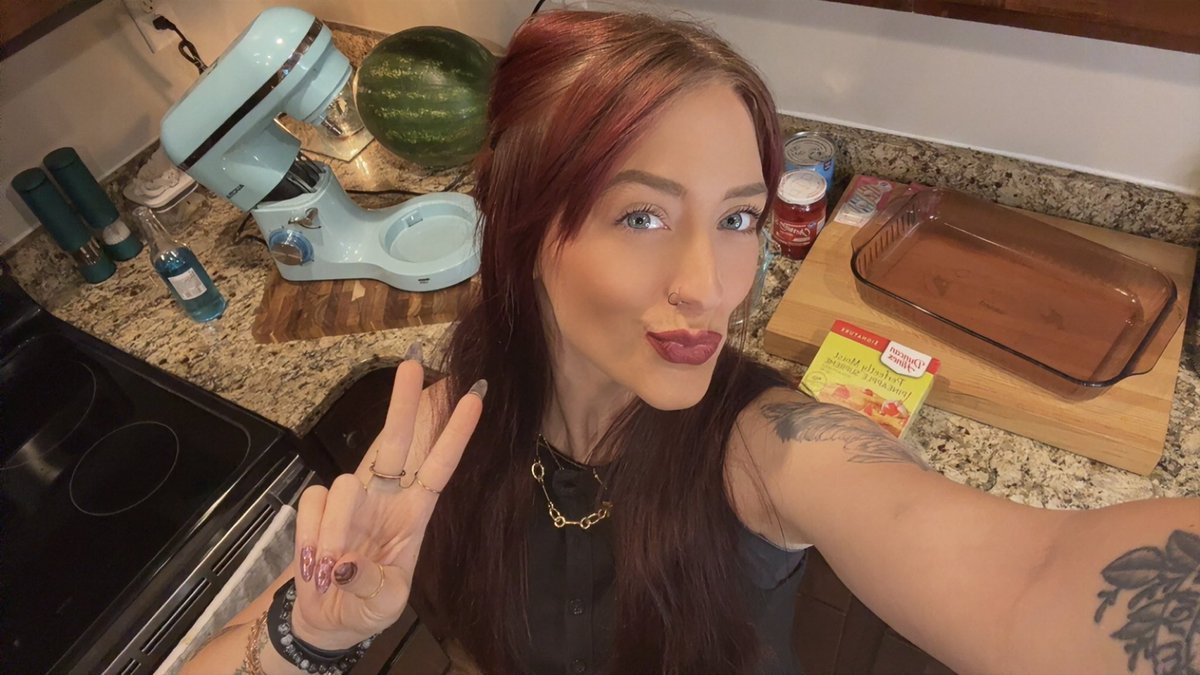 BreeLuxe_'s tweet photo. bakin strim 🎂🖤🫶🏼 https://t.co/f5jl6GwBnx https://t.co/OkWvXCEmIg