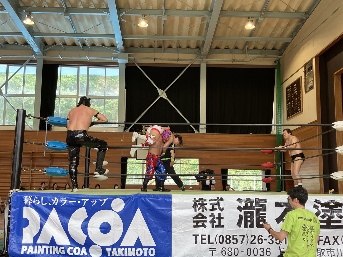 kotetsumiich45's tweet photo. 藤波辰爾＆LEONA vs HUB＆ガイナタイガー
足攻め3連発（滝汗）

#MEIJIフェス https://t.co/R9MDByaxHI