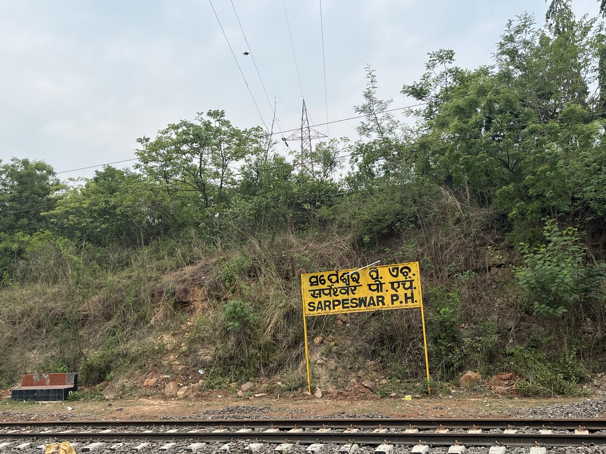 Dhananjayvrt6's tweet photo. @RailMinIndia @EastCoastRail @AshwiniVaishnaw @PMOIndia Complaints r being ignored, safety is being ignored,and passengers r being ignored.@DRMKhurdaRoad continues to neglect basic safety at stations where it is most needed,while funds r spent elsewhere. No proper lighting,obstacles everywhere.daily risk for passengers @RailMinIndia https://t.co/Cv11YOKkZj