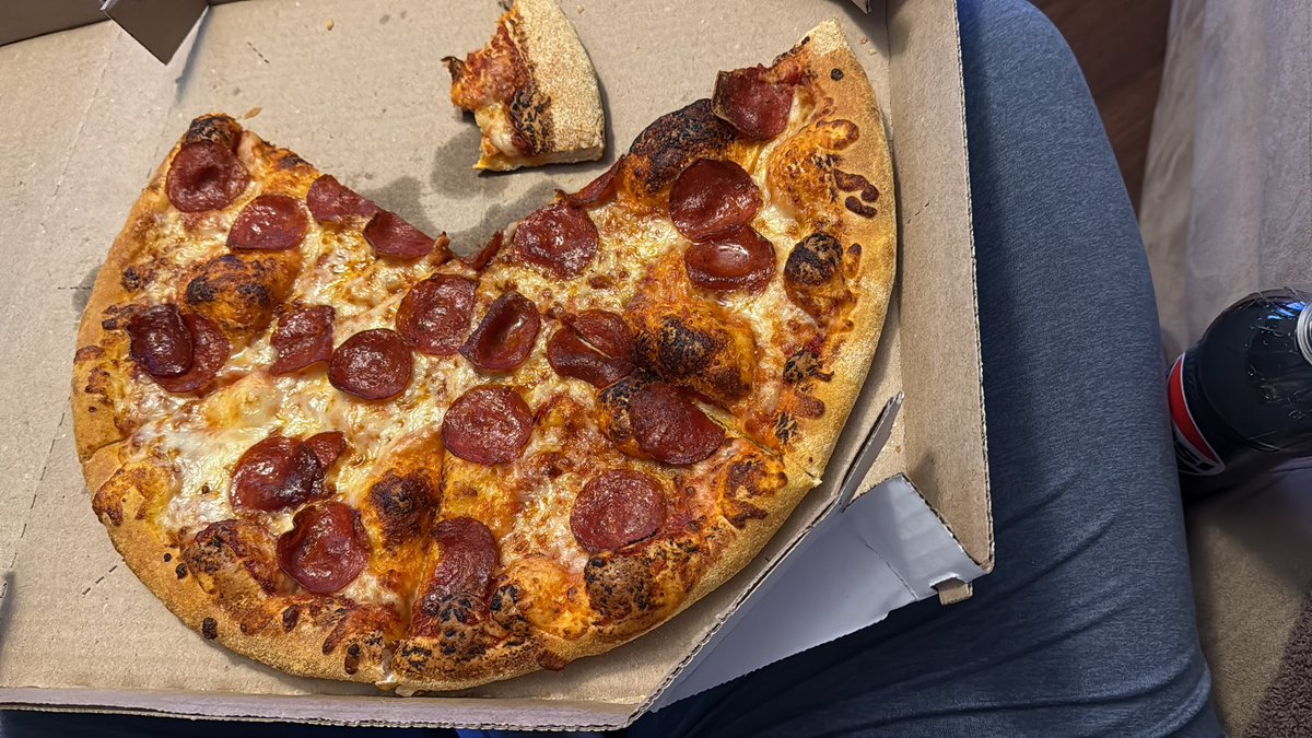 AprilDMiller's tweet photo. @dominos I normally have excellent service and pizza is perfection but tonight is a fail. Ordered extra cheese and pizza is burnt. I don’t live close to return to store. https://t.co/43laoTFSne