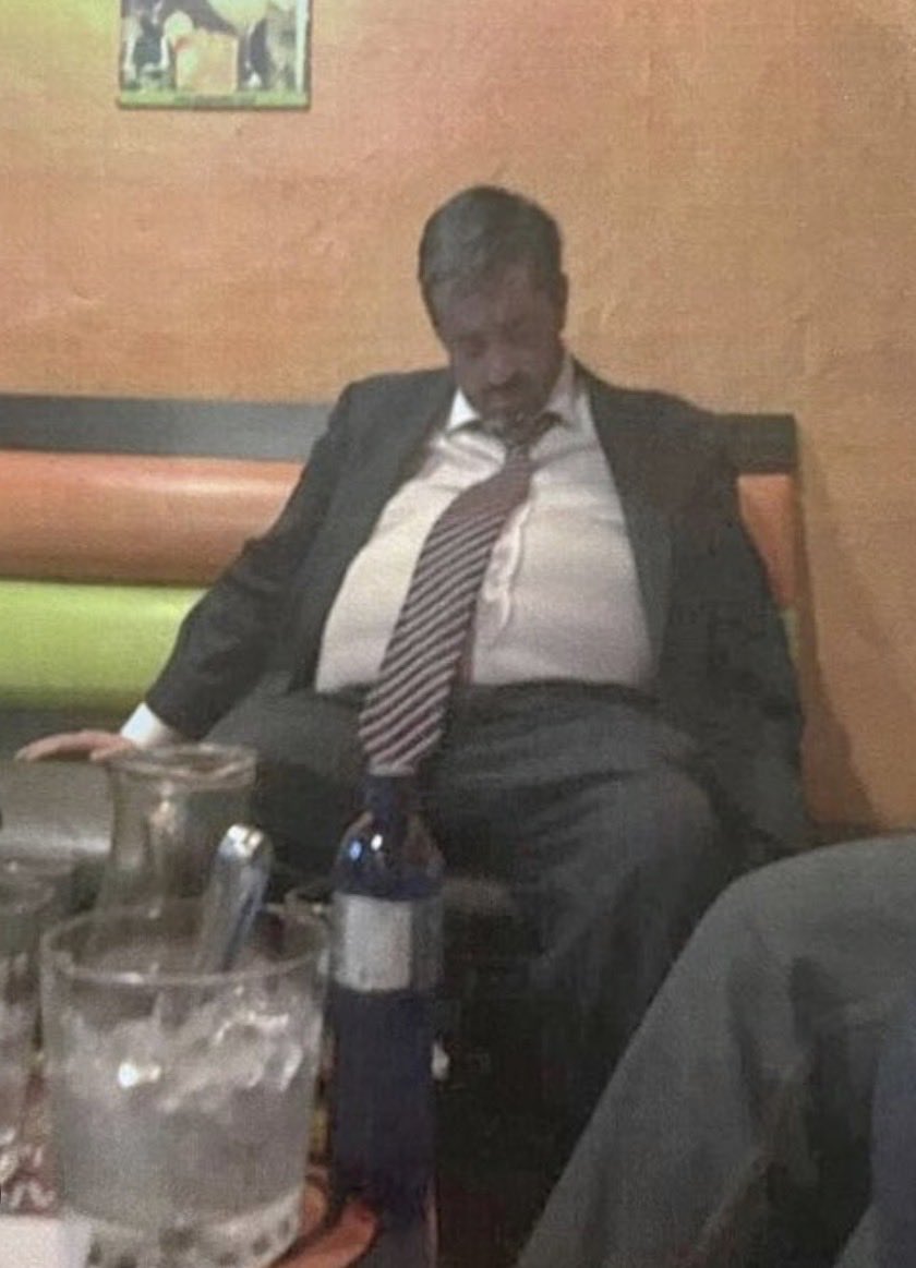 VicheChamb's tweet photo. @EcEnDirecto JAJAJAJA como le pueden creer a este descriteriado de @ramirogarciaf si en la audiencia el juez no dio paso a ninguna de sus preguntas y todo el tiempo pasó metido en el celular sin seguir el hilo de la audiencia, es un verdadero payaso 🤡 https://t.co/UAee79N4K7