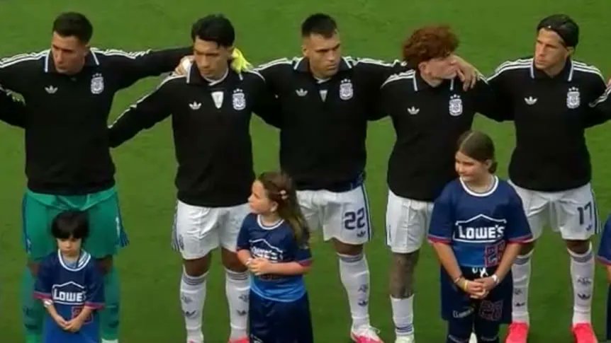 TyCSports's tweet photo. Insólito: Los Palmeras en vez del himno, antes de Argentina vs. Honduras - TyC Sports: https://t.co/KARZjIzD83 https://t.co/AZQ6Ma50rk