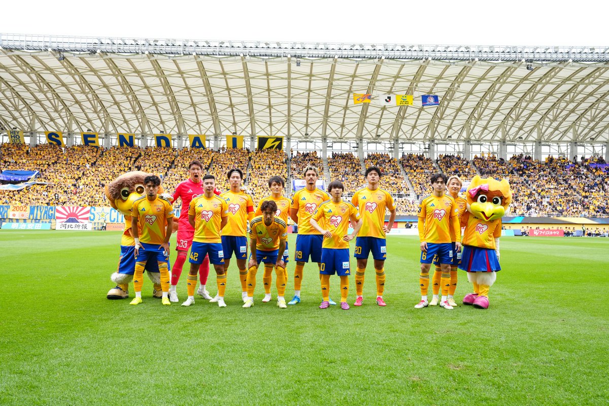 hayashi_akihir0's tweet photo. 応援ありがとうございました🏆
結局最終戦もこれ🤨
#ベガルタ仙台
#整列に基準を
#100年構想リーグ終結 https://t.co/6xhfhkzpZu