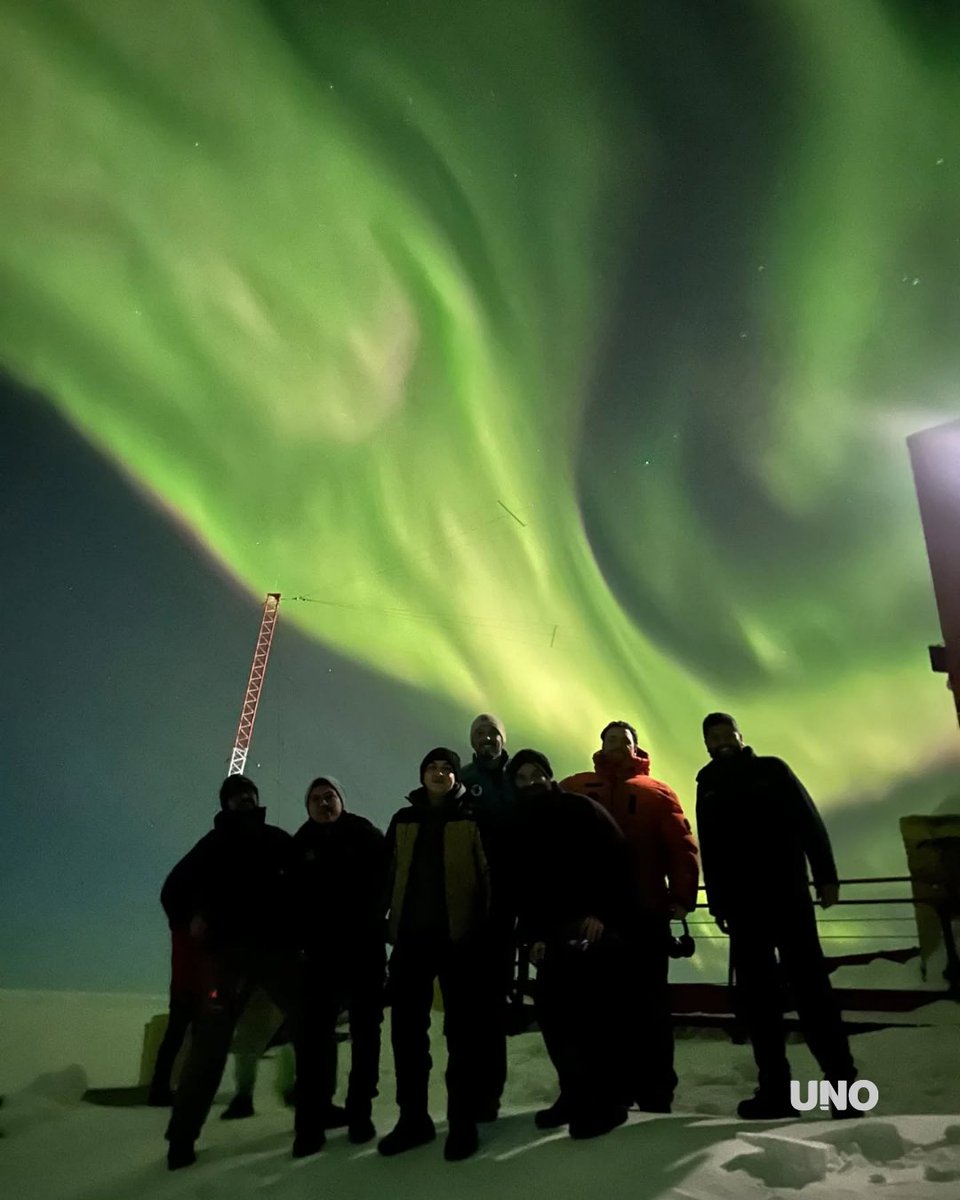 diariouno's tweet photo. 📷POSTALES ANTÁRTICAS

- El personal de la Base Antártica Científica Permanente Belgrano II registró un espectacular despliegue de auroras australes sobre el firmamento polar.

- Este fenómeno luminiscente, característico de las regiones polares del sur, iluminó el cielo nocturno sobre el continente blanco, ofreciendo una de las postales más imponentes de la campaña antártica.