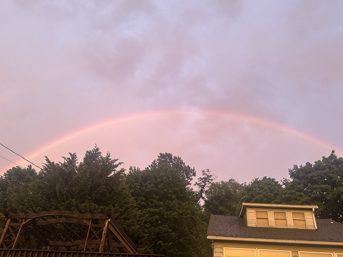 TheMegnar's tweet photo. Giant rainbow 🌈 😊 https://t.co/DuihtfNwZI