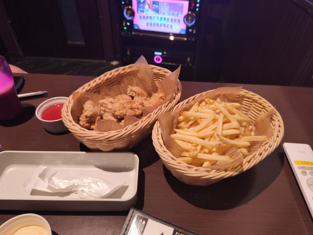 nuuta911's tweet photo. ポテトとカラオケ食べ放題カラオケ７時間1800円！
神過ぎる https://t.co/FtiygUJci0