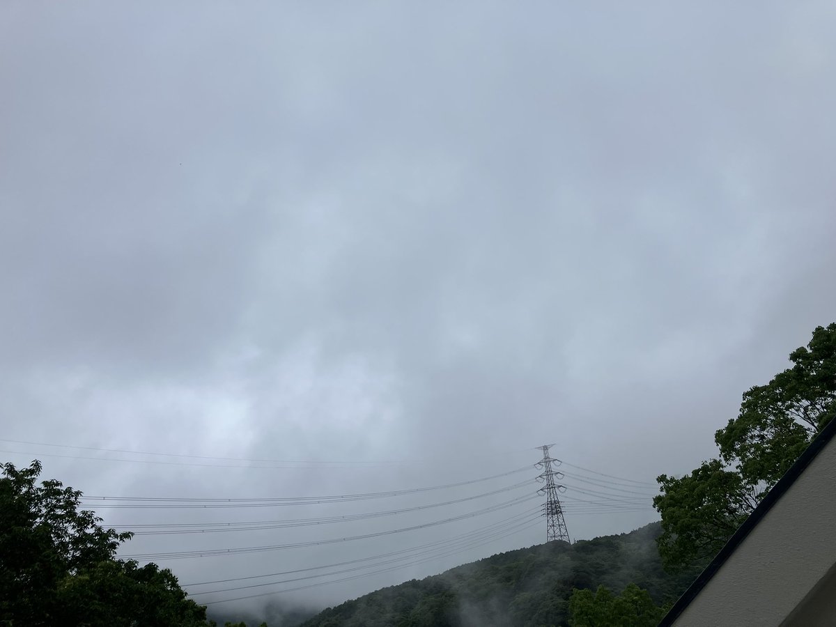 animaru_2016's tweet photo. 本日の油山の空模様📸
雲があり雨が小降りですが、間も無く止む予報となっております👍
本日は利用調整の兼ね合いから受付は『自然観察センター』(ABURAYAMA森の広場側)にご用意✨
※詳しくは添付画像をご確認下さい👀
【あに森@ ABURAYAMA】
皆様のお越しをお待ちしております😊

#あに森 https://t.co/JuWLE2efca