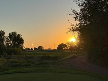 OaklecsAli's tweet photo. Golden hour on the green🌅⛳️ Nothing beats that post-round sunset glow. #Weekendandsunset https://t.co/BiweIKbdri