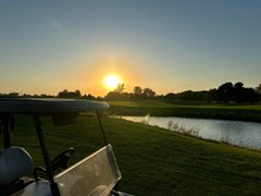 OaklecsAli's tweet photo. Golden hour on the green🌅⛳️ Nothing beats that post-round sunset glow. #Weekendandsunset https://t.co/BiweIKbdri