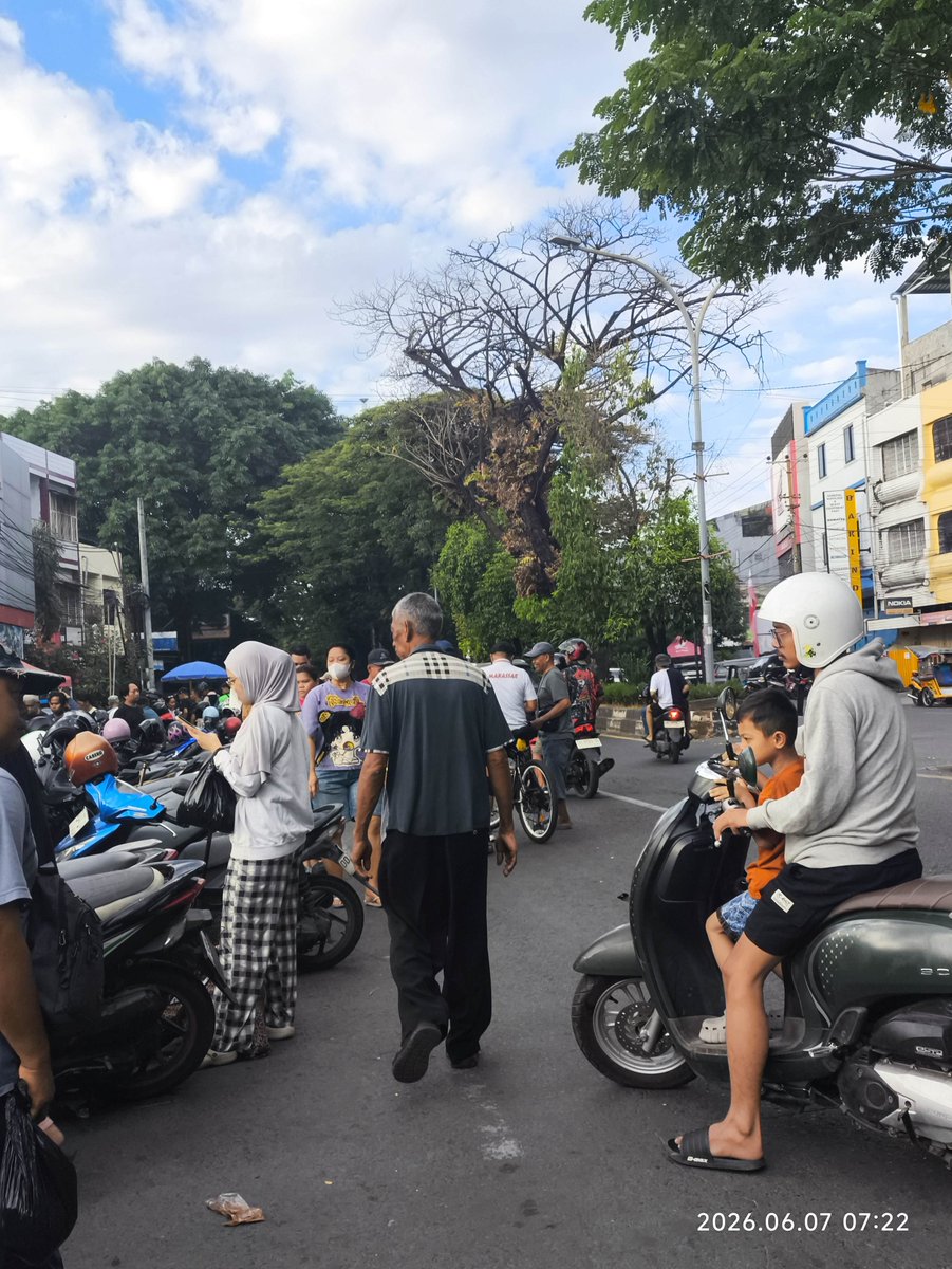 bisot's tweet photo. CFD di Kerung-Kerung Veteran, nyari floor drain stainless eh malah dapet sepatu Ardiles Oldham Kanon baru, lumayan buat ngapelin anak mertua 🫢☕ https://t.co/MEgRORNkcN