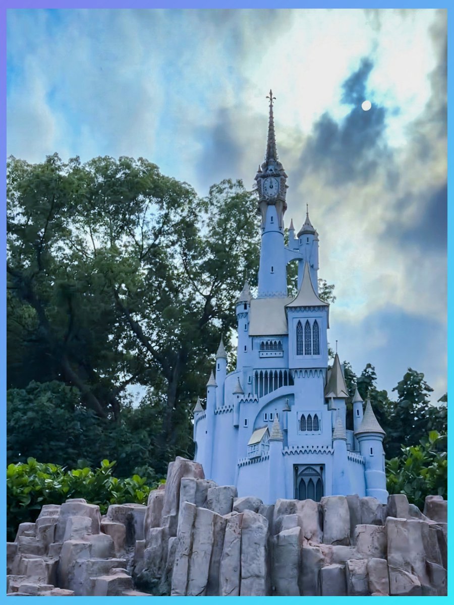 KenRalphLee's tweet photo. A dream is a wish your heart makes 🩵👑✨️

#HKDisneyland #Cinderella #FantasyLand https://t.co/7oIxbMs8dN