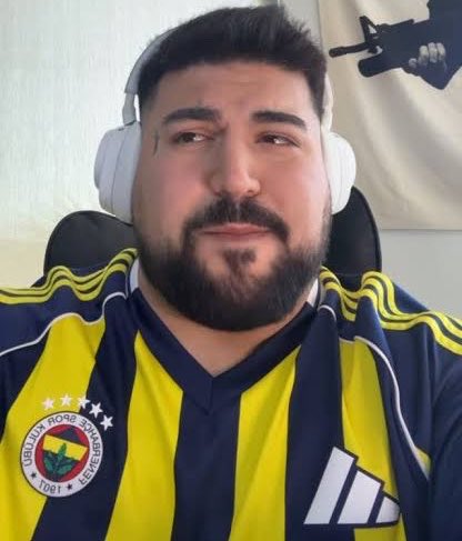 SaracogluSports's tweet photo. Canbequit:

"Fenerbahçe'de hırsla yarışılacak, koltuk kavgası yapılacak bir ortam yoktur. Her Fenerbahçeli elini vicdanına koyup, kulübün geleceğini düşünerek oyunu Aziz Yıldırım’a atacaktır, paranızı değil yüreğinizi koyun." https://t.co/wmmDqLunT0