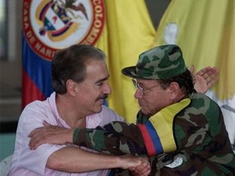 tamarindoenflor's tweet photo. Todos los gobiernos de Colombia, desde Belisario Betancourt, han negociado con grupos armados para su desmovilización. Negociar una salida al conflicto es objetivamente bueno porque salva vidas y evita que persistan combates innecesarios. Lo estamos haciendo desde hace 50 años. https://t.co/JhGy6TaNEi