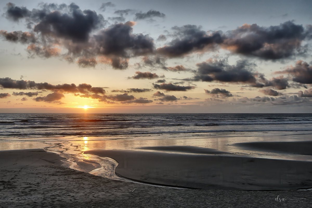 DeepSkyWorkflow's tweet photo. The sunset was followed by a beautiful display from Venus and Jupiter, with Venus so bright you could see its reflection on the ocean. https://t.co/hcU4WyVglI