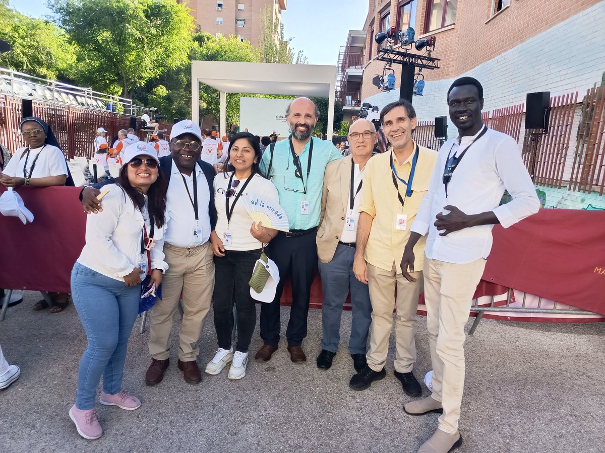 SalleObra's tweet photo. Participamos en el encuentro del Papa León XIV con personas vulnerables y voluntarios de la @PasSocialMad  en #CEDIA
"No es posible olvidar a los pobres si no queremos salir fuera de la corriente viva de la Iglesia que brota del Evangelio y fecunda todo momento histórico" https://t.co/fwOUcqAqhc