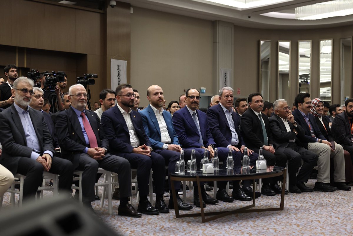bilalerdogan_TR's tweet photo. İlim Yayma Vakfı Mütevelli Heyeti Başkanı Necmeddin Bilal Erdoğan ile Milli İstihbarat Teşkilatı Başkanı İbrahim Kalın, Türkiye Gençlik STK’ları Platformu tarafından düzenlenen 12. Genç Türkiye Forumu programına katıldı.

Programda konuşan Erdoğan, "Gençler, terörsüz bir Türkiye istiyor." ifadelerini kullandı.