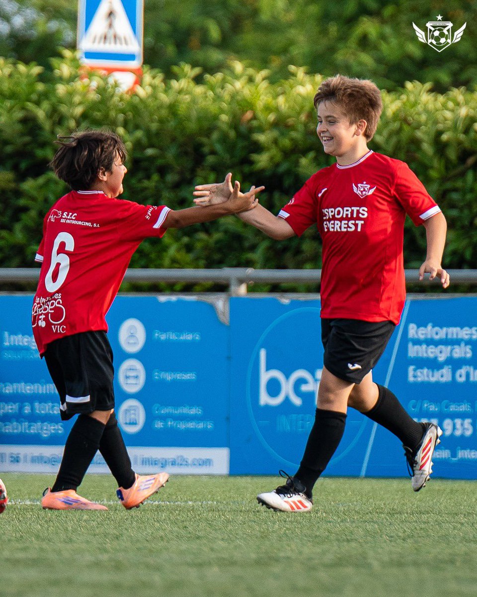 AcademyTF_'s tweet photo. 𝗧𝗢𝗨𝗥𝗡𝗔𝗠𝗘𝗡𝗧 𝗠𝗢𝗗𝗘 🏆⚽️

Recull de fotos del nostre S10 i S11 en aquesta primera jornada del @rondotorneo 📸🔥

Molt futbol, grans moments i una experiència que tot just acaba de començar. 👊🔴⚫️

#RoadToElRondo #AcademyTotalFC #HaveFunDreamBig https://t.co/0oDIoza4jp
