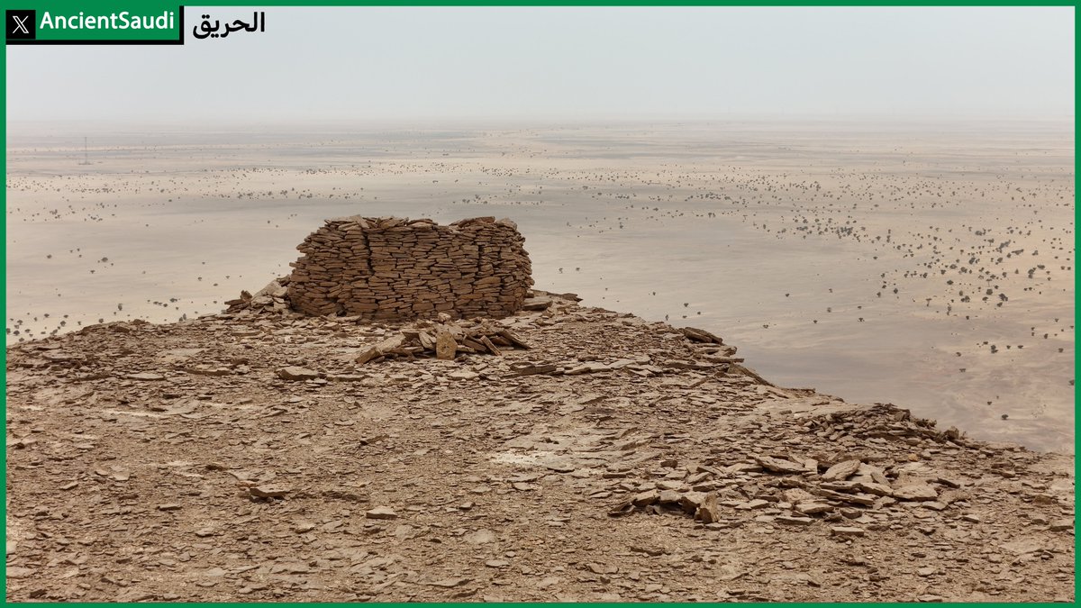 AncientSaudi's tweet photo. من محافظة #الحريق في منطقة الرياض.

منشأة حجرية صغيرة شُيدت فوق قمة جبلية، بطريقة بناء دقيقة تعتمد على رصف الحجارة دون أي مواد تثبيت.

ورغم بساطة شكلها، إلا أن موقعها المرتفع وإتقان بنائها يثيران التساؤل حول الغرض منها ومن الذين شيدوها ! https://t.co/lb9xQtii6g