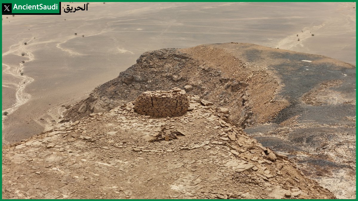 AncientSaudi's tweet photo. من محافظة #الحريق في منطقة الرياض.

منشأة حجرية صغيرة شُيدت فوق قمة جبلية، بطريقة بناء دقيقة تعتمد على رصف الحجارة دون أي مواد تثبيت.

ورغم بساطة شكلها، إلا أن موقعها المرتفع وإتقان بنائها يثيران التساؤل حول الغرض منها ومن الذين شيدوها ! https://t.co/lb9xQtii6g