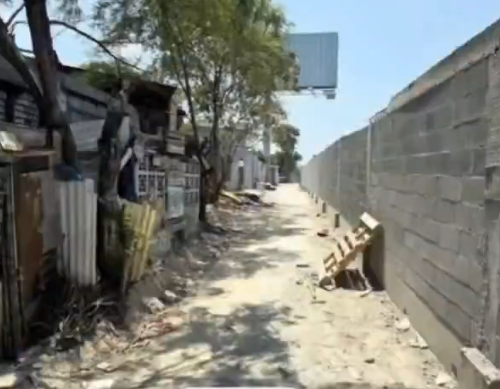 TouchlineX's tweet photo. 🚨🇲🇽 𝗡𝗘𝗪: In Monterrey, Mexico, authorities are reportedly covering poor areas with colorful tarps so tourists don’t see the city’s neglected homes and housing conditions during the World Cup. https://t.co/0fdpcUvsOu