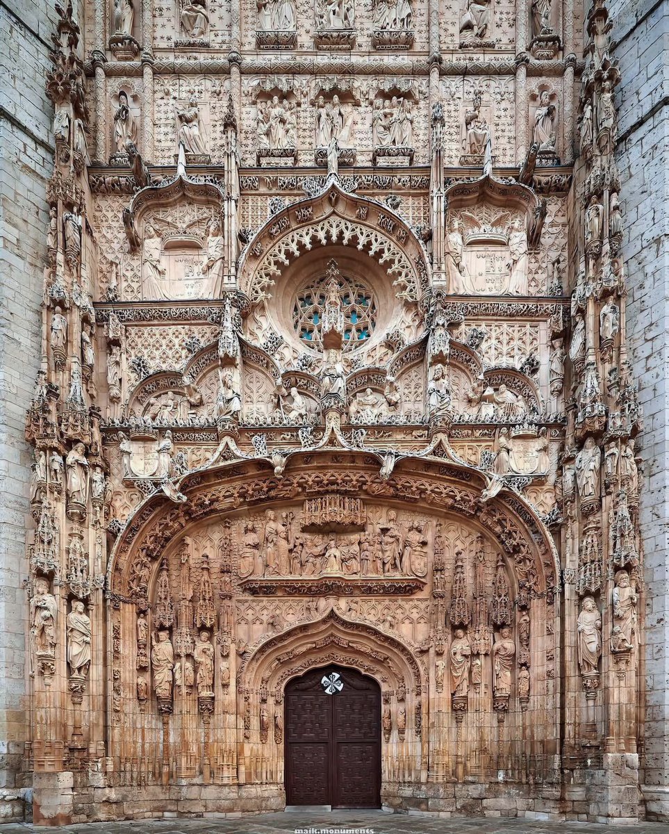 xmuse_'s tweet photo. The Church of San Pablo in Valladolid is what happens when Gothic architects decide subtlety is overrated.

A façade so packed with detail you don’t know where to look first. https://t.co/MfGzxH9yzH