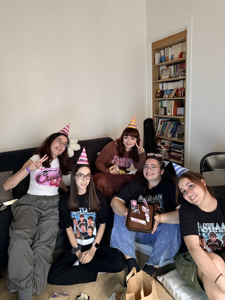 Ekan_off's tweet photo. Watchparty #Basday ! Bastaars x Vic’teams meet up ft @paprikafumee @clairetpasnet @ColineWbq @_urbanwild @AndAgain24929
#StarAcademy #StarAcTour https://t.co/IeBIENUJBJ