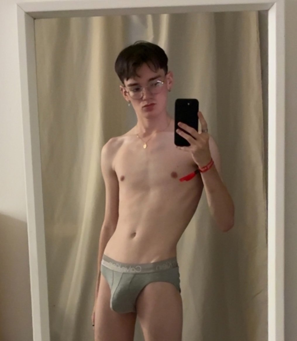 anjockstrap's tweet photo. With or without 👓 https://t.co/2jn8m6H099