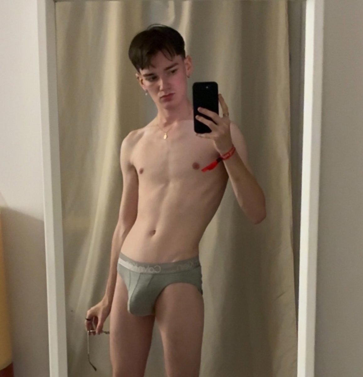 anjockstrap's tweet photo. With or without 👓 https://t.co/2jn8m6H099