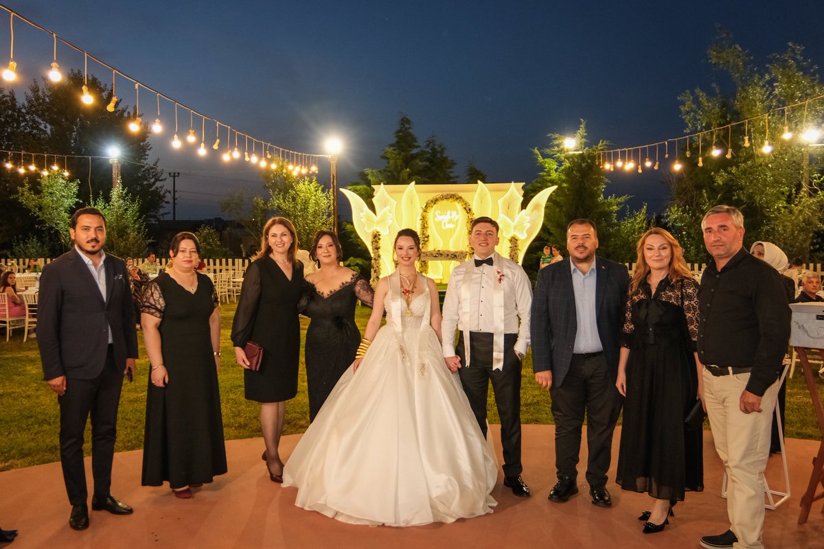 ibabelgin's tweet photo. Önceki Dönem İl Kadın Kolları Yönetim Kurulu Üyemiz Özlem Ertekin’in kıymetli kızı Ayşegül kardeşimizin, Melih kardeşimizle hayatlarını birleştirdikleri düğün cemiyetine katılarak, en mutlu günlerinde yanlarında olduk.

Ertekin ve Çelik ailelerini en içten dileklerimle tebrik ediyor; Ayşegül ve Melih çiftimize sağlık, huzur ve mutlulukla dolu bir ömür diliyorum. 😊 👏🏻