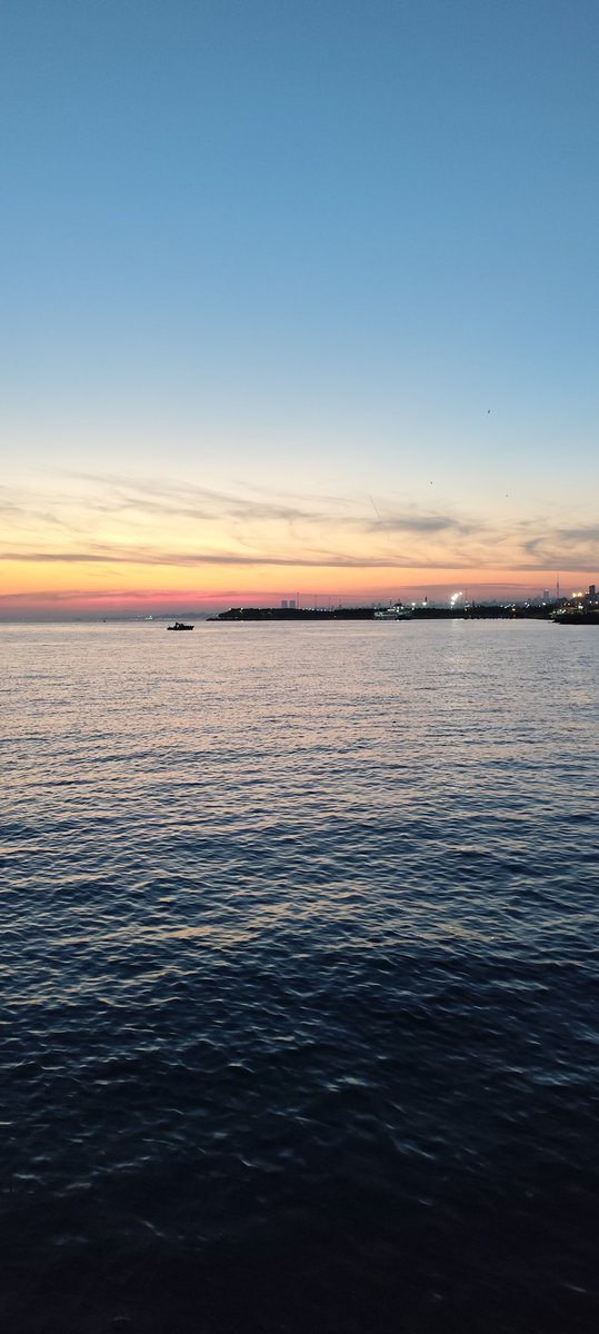 Hz_Kant's tweet photo. Balığa gitmek manzaraya karşı overthinklenmenin bahanesidir https://t.co/vzBQFpdPyn