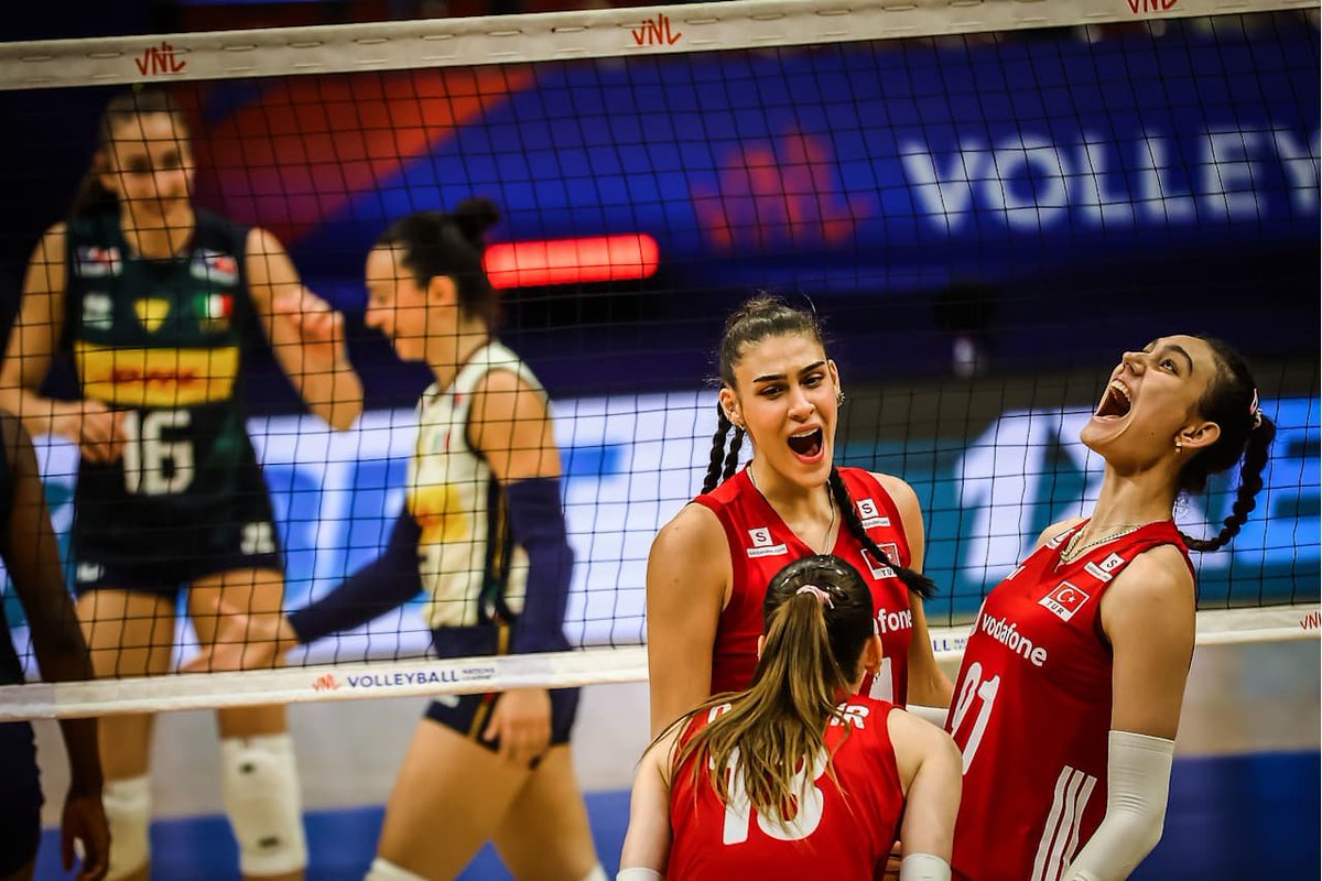 Temmzvolley's tweet photo. İtalya üçte üç yapıyor

        🇹🇷TÜRKİYE  1 - 3  İTALYA🇮🇹

📍Filenin Sultanları 3. maçında ikinci mağlubiyetini 

#VNL2026 https://t.co/8hn6vNRFnS