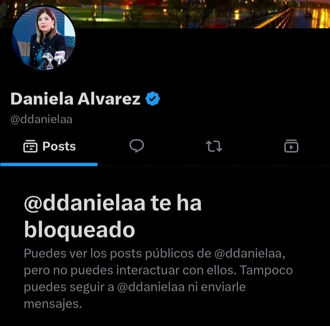 eltemagv's tweet photo. La señora @ddanielaa está intentando esconder este video donde se exhibe atacando cobardemente a @AndreaChavezTre, una mujer embarazada.

Un servidora pública bloqueando a ciudadanos que le reclaman justamente.

Ayuden a difundir, que no se salga con la suya esta miserable #RT ⚠️ https://t.co/no6sNoCTim