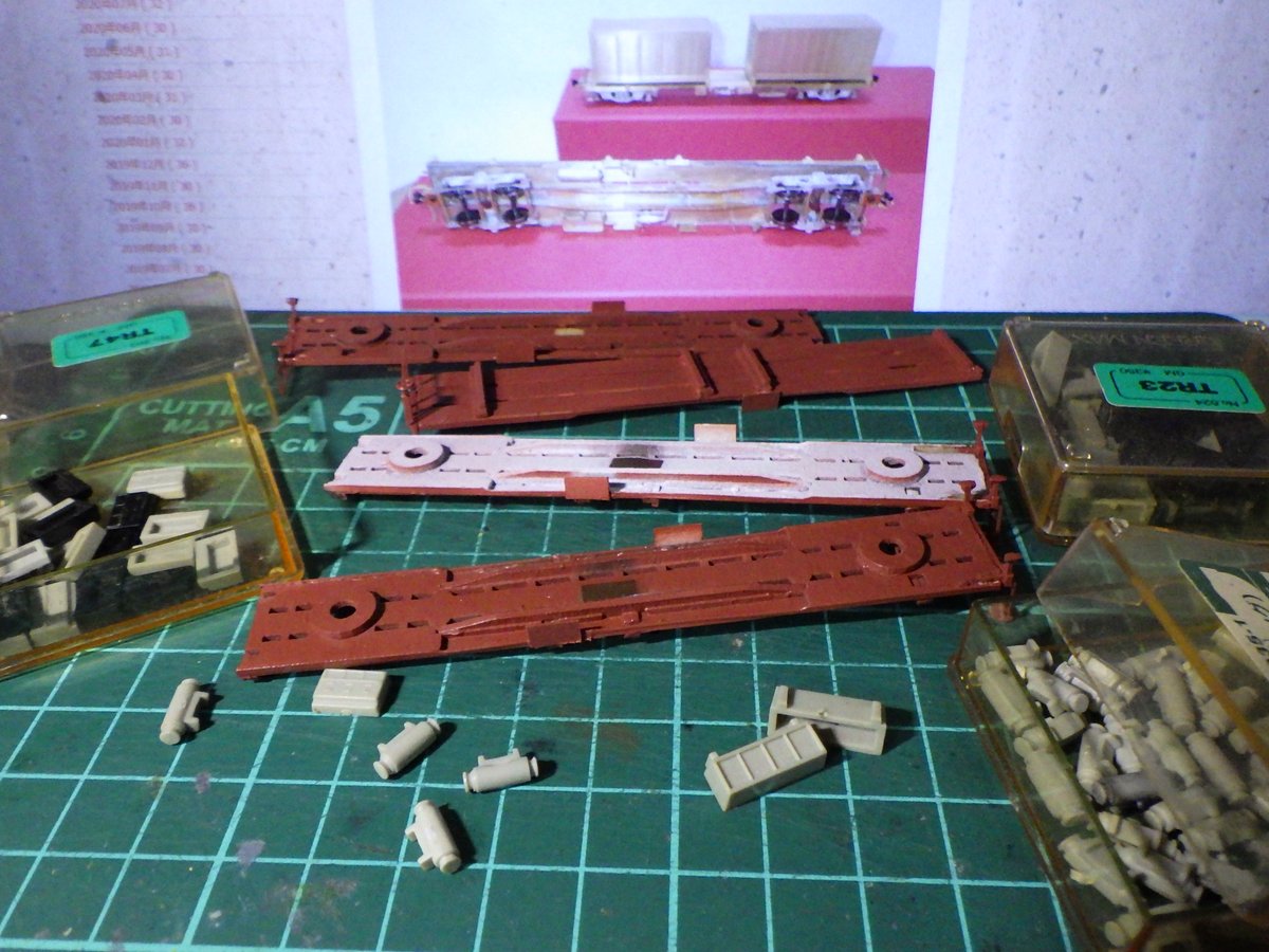429k's tweet photo. ありがたい製作記事を参考に甲府モデルのコキ1000の床下をエコノミーキットの余剰パーツでドレスアップしようとしたが一番肝心なブレーキシリンダがもうない・・そう、旧客は1両に一つしか付いてない上に必ず使うから余らないんよね（そこはGM魂で工夫で乗り切ろう） https://t.co/uAwTJd5PDx