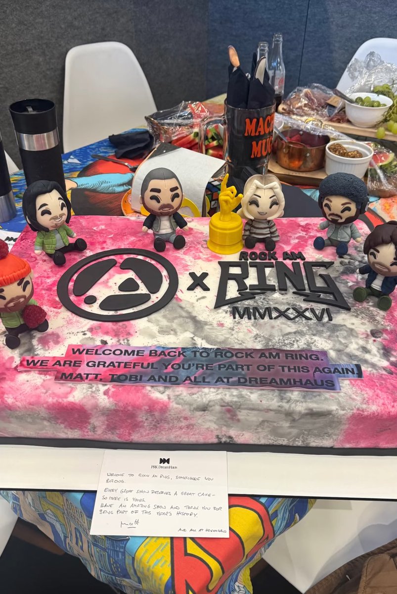 BroodingAnanas's tweet photo. Linkin Park x Rock Am Ring cake is so cute?? and there’s middle finger figure too😭 https://t.co/r814pilL9z
