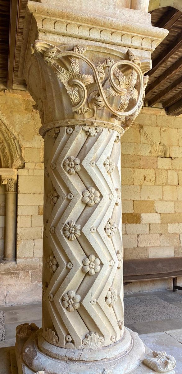 cylromanica's tweet photo. Nunca antes, una columna había despertado tanto interés en mí.....
Monasterio de San Andrés de Arroyo. Santibañez de Ecla #Palencia https://t.co/eUinYzSYq8