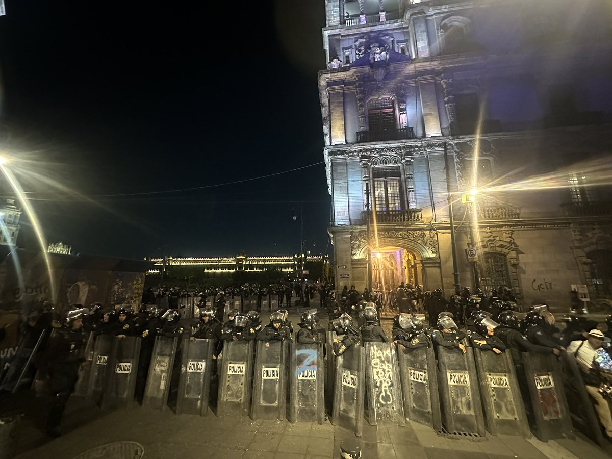 C1rKuS's tweet photo. @webcamsdemexico Y no tenemos récords en la mayor cantidad de movilización de granaderos para encapsular y bloquear marchas y protestas? 🤔 https://t.co/2O2fhW0ixu