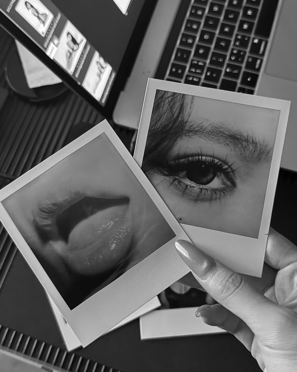 phd_mia_'s tweet photo. 人生第一次拍私房就被同事操到高潮

平时不爱说话的闷骚同事，一拿相机就把我拍得这么下贱... 腿张开，骚奶挺着，淫荡的表情全被他拍下来

我根本没想到他技术这么好，把我最骚最浪的样子拍得淋漓尽致，现在看着照片自己都湿了...

最喜欢的就是这两张👀👄 https://t.co/Ap20iMmXIj