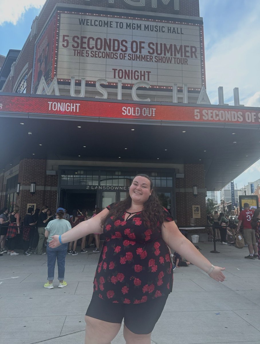 happilykaralyn's tweet photo. seeing 5sos in 2023 vs seeing 5sos in 2026 🥹 https://t.co/2VujUGEGzv