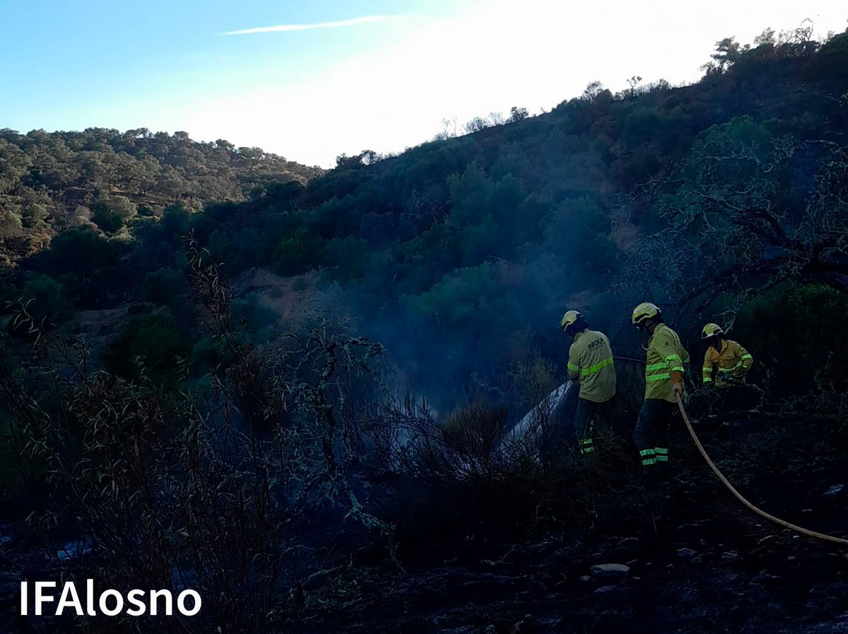 antoniosanz's tweet photo. ✅ Buenas noticias. 

A las 22.15h el #IFAlosno queda CONTROLADO, y, a esa misma hora, queda EXTINGUIDO el #IFGibraleon. Seguimos trabajando en la provincia de #Huelva.

De nuevo, muchas gracias a la gran labor y profesionalidad del personal de #EMA @Plan_INFOCA. https://t.co/deYS09wzgV