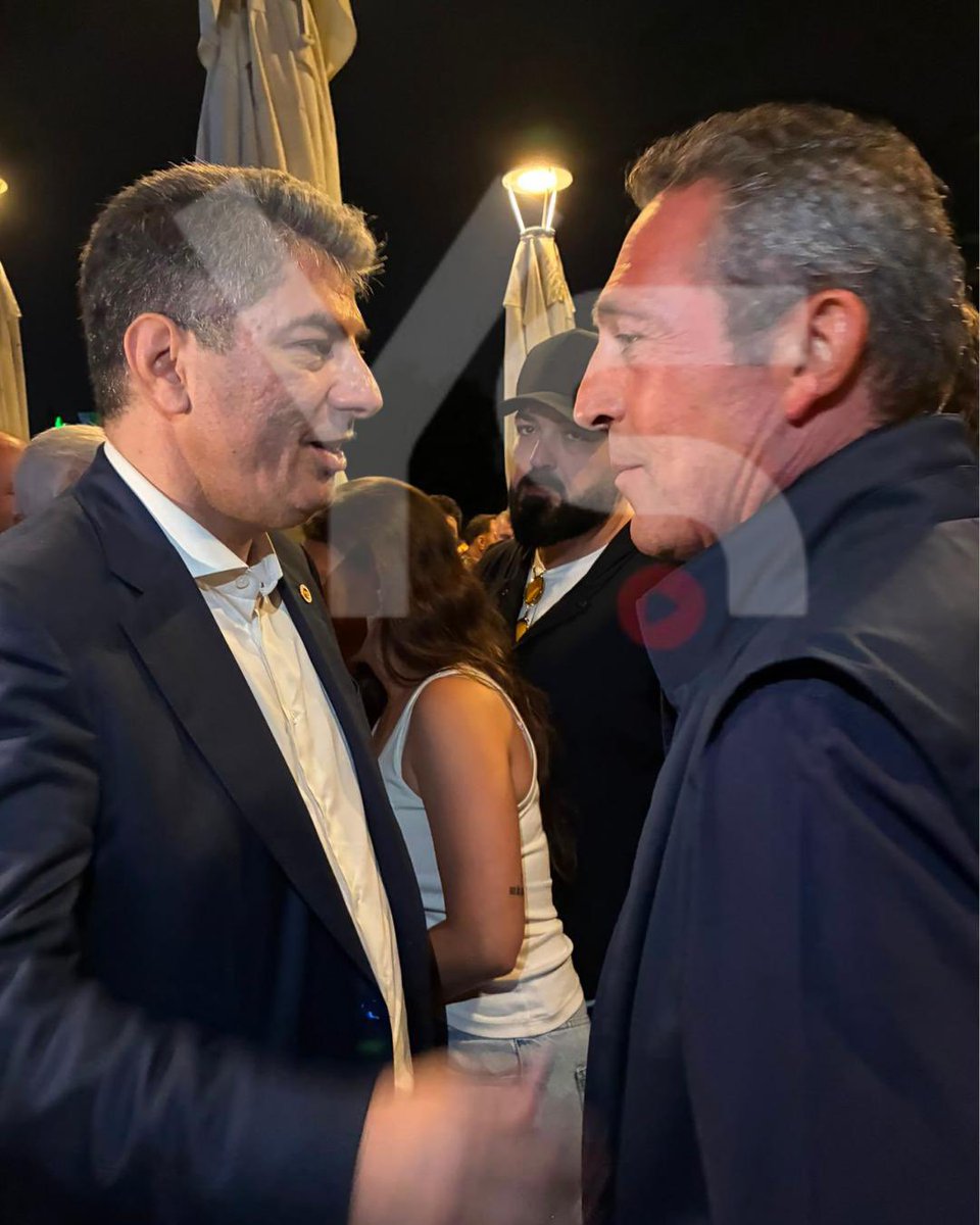 Lord_Bull_'s tweet photo. Aziz Yıldırım Fenerbahçe'si için bu saatte kanalda açıklamalar yaparken Hakan Safi 7 senede bir başarısı olmayan Ali Koç"la oturmuş alem yapıyor. Değerli kongre üyelerimiz kime oy vereceğini iyi bilir. https://t.co/kdjRWTwtUe