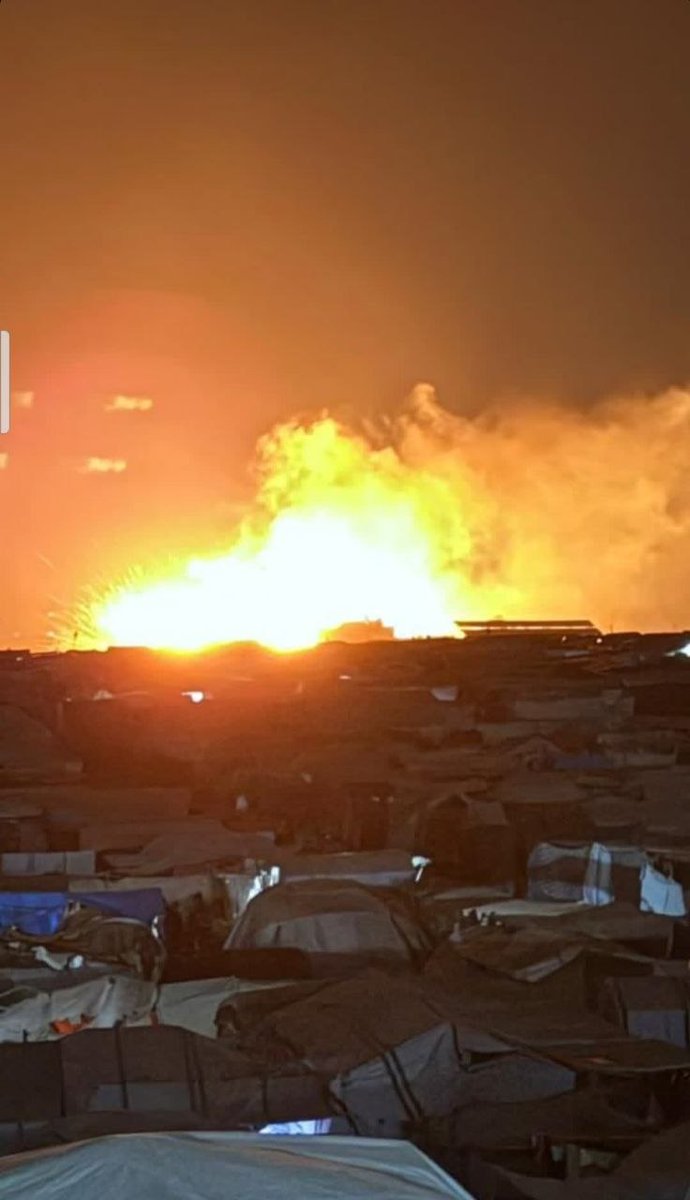 Kehf_tekI_iz's tweet photo. El-Cevazat kampını bugünkü bomnardıman sonrası boşaltmıştık. 

İçerisinde bulunan tüm Gazzeli kardeşlerimizi daha güvenli bölgelere nakletmiştik.

Az önce kamp vuruldu. 
Çadırlar hedef alındı. 
Eğer tahliye gerçekleşmemiş olsaydı, çok daha büyük bir acıyla karşı karşıya kalacaktık.

Elhamdülillah kardeşlerimizi önceden çıkarmayı başardık. 

Ancak geride kalan çadırlar, eşyalar ve hatıralar bombardımanın hedefi oldu.

El-Cevazat Kampımız vuruldu... 

Fakat Allah'ın izniyle bu defa içindeki canları koruyabildik. 

Bu da bizim için en büyük tesellidir.