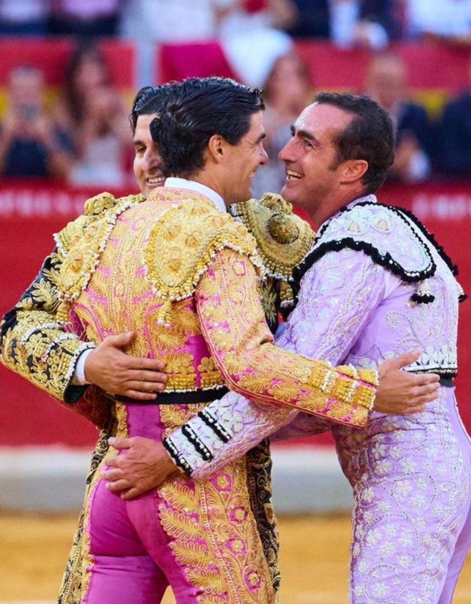 LadyXanitaX's tweet photo. El toreo es arte y entretenimiento. Y si se lleva a cabo con compañerismo, se crea un espectáculo total. Vaya lío gordo han montado Morante, Fandi y Aguado en Granada. https://t.co/n1ONWCgwYe