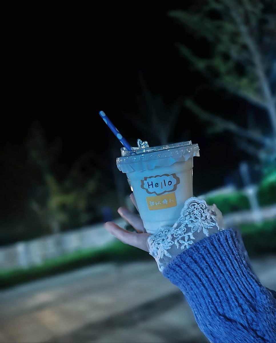 Pyza277967's tweet photo. My partner surprised me with iced coffee on my way to work  Small moments = my favorite moments. https://t.co/BBuX1rwa9Z