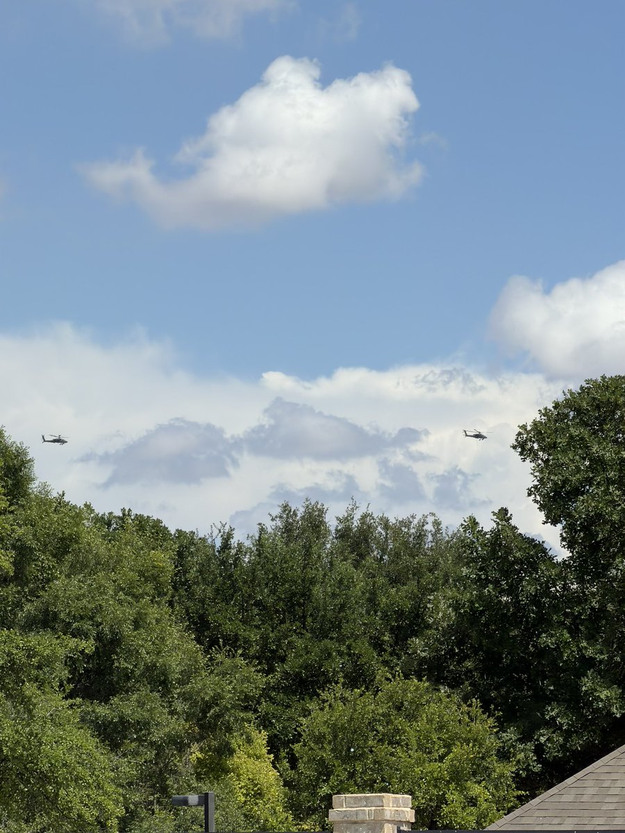 lostinthepatch's tweet photo. 4 apaches? Flying through town https://t.co/O1arY2oyzB