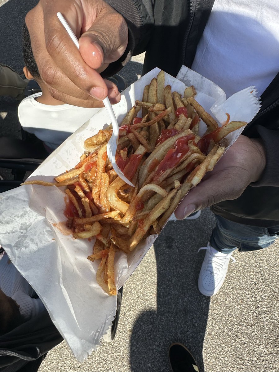 marrihendrix's tweet photo. How yall let me miss the rib fest this year 😩😩 https://t.co/CnZpLDk5R7