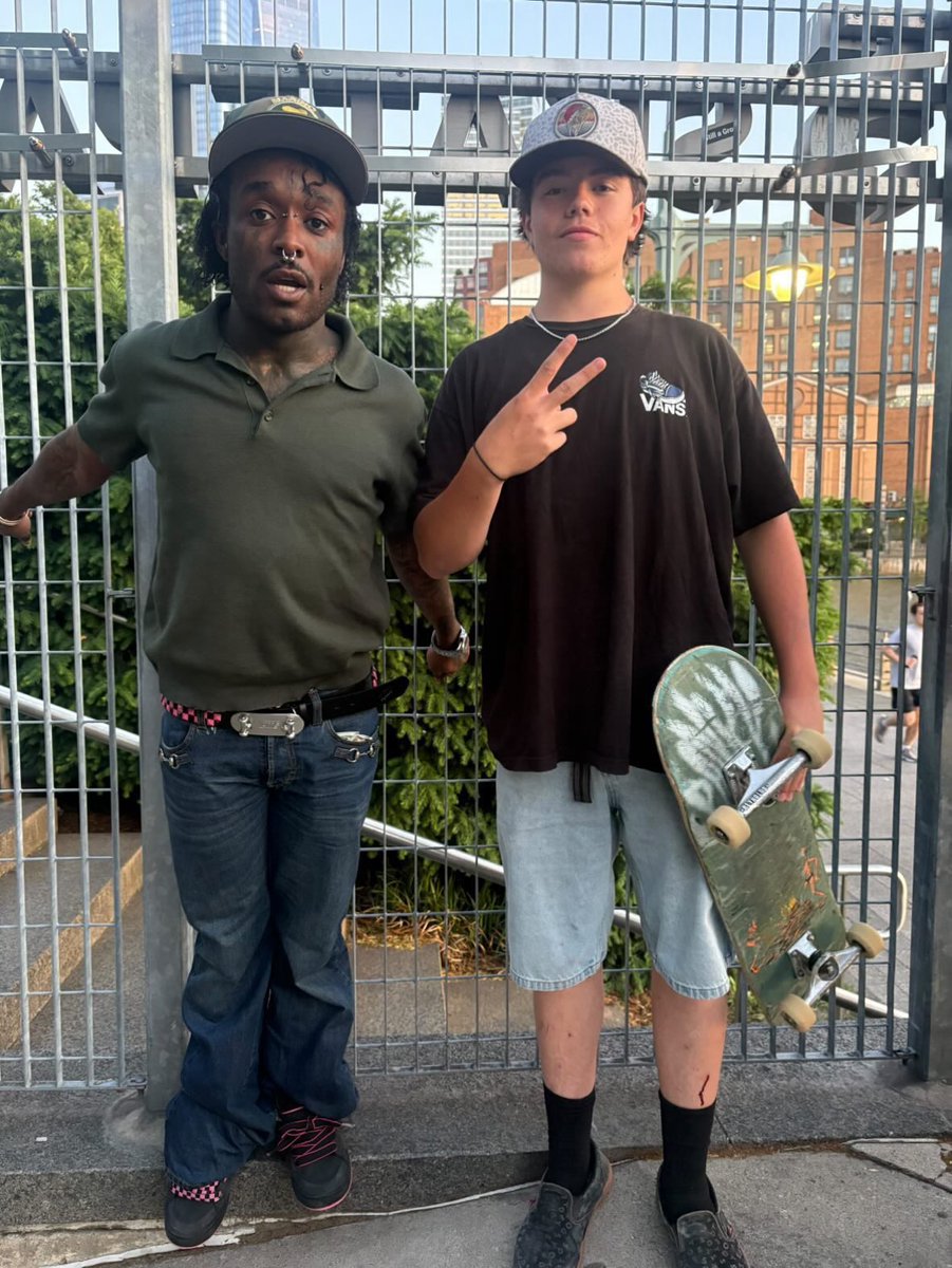 DailyRapFacts's tweet photo. Lil Uzi Vert took photos with fans at the skatepark 🛹 https://t.co/BUL3xRcYD6