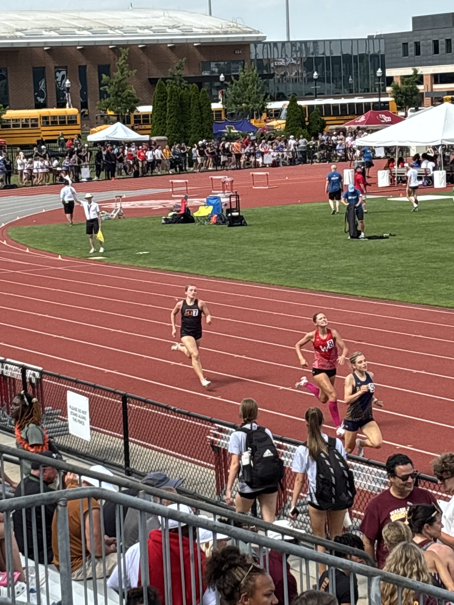 Redskin_Sports's tweet photo. Gaby Muller runs the 400 at the state meet in 59.32! https://t.co/nJlFM7SQbV