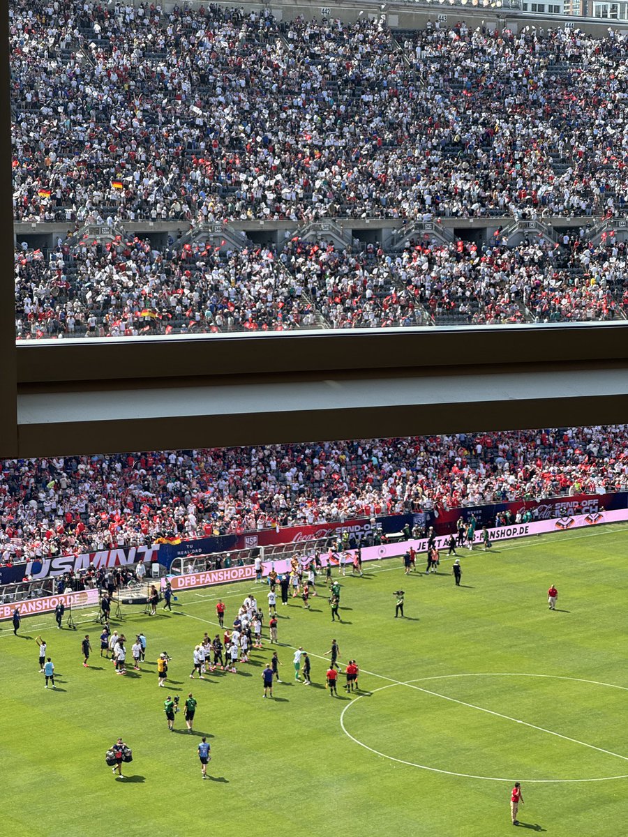 RobAbramowitz's tweet photo. Se acabó en Chicago. 
Alemania 2, USA 1 ante 63,636 aficionados en Soldier Field. 
El USMNT tiene que aprender que los errores se pagan caro con rivales como estos. 
El primer gol que cedieron fue horrible. 
Su respuesta fue muy buena y alentadora para la escuadra de Mauricio Pochettino. 
La defensa central sin Chris Richards es demasiada porosa. Ni Tim Ream ni Miles Robinson dan el ancho.
Próxima parada, Paraguay en Los Ángeles en el primer partido del mundial.