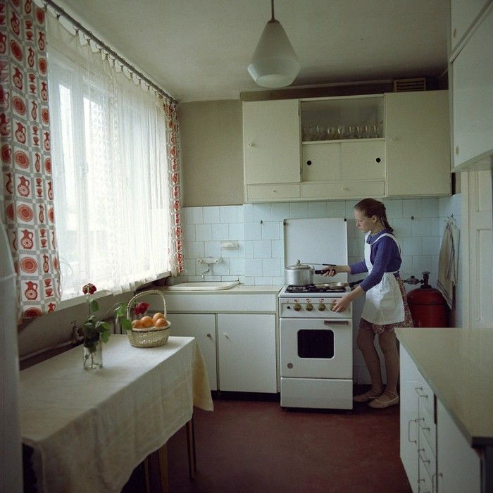 eastblocvisuals's tweet photo. A typical Soviet kitchen in an apartment in Riga, Latvian SSR, 1974. https://t.co/BVtsqYOGdn